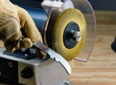 Escova Bristle: A Escova Radial Bristle trabalha em motores de bancada, substituindo escovas de aço em operações de limpeza de cordões de solda e remoção de tintas e vernizes.