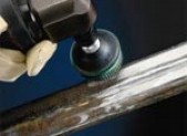 Disco Roloc Bristle: Operações de limpeza, acabamento e rebarbação de superfícies metálicas, com Sistema Roloc de troca rápida.